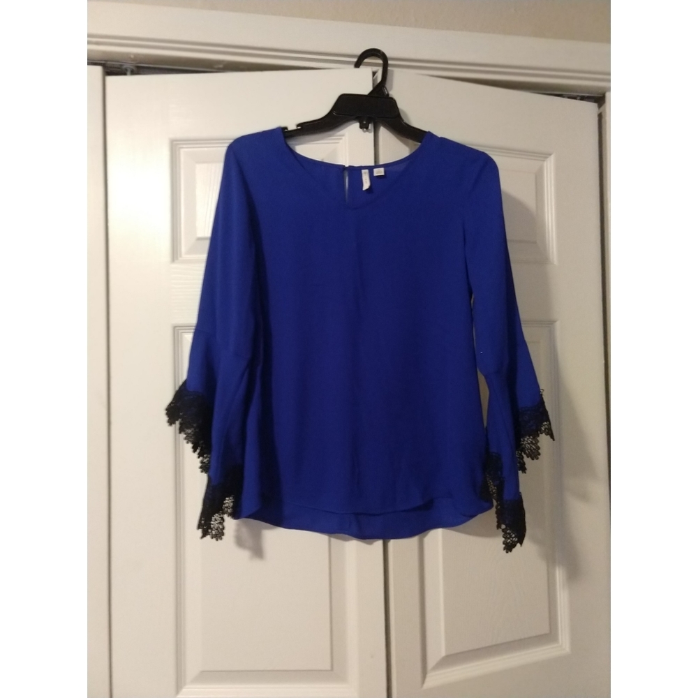 Lace trim, bell sleeve dress shirt